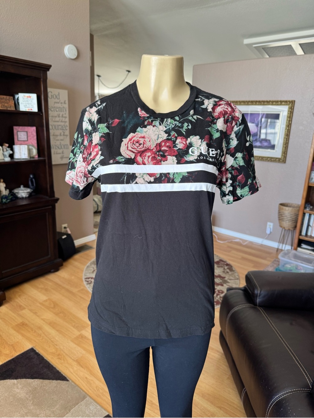 GUESS black floral crewneck short sleeve fancy tee-size M